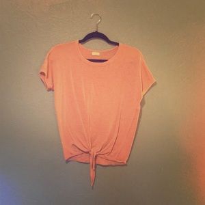 Casual knit t-shirt with tie detail.